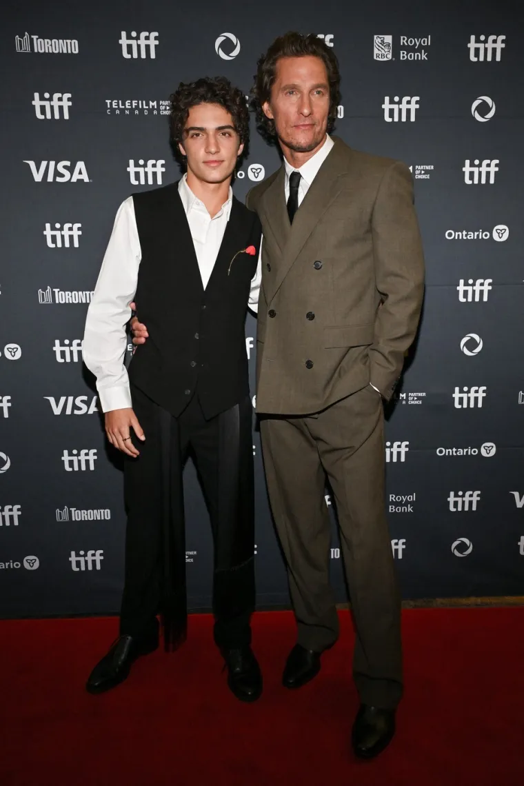 Sin slavnog glumca izazvao pomutnju na crvenom tepihu: Sličnost sa zgodnim ocem je nevjerojatna