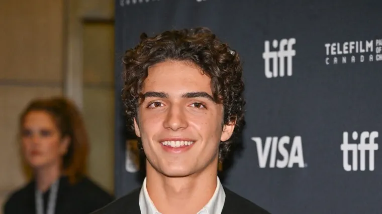 Sin slavnog glumca izazvao pomutnju na crvenom tepihu: Sličnost sa zgodnim ocem je nevjerojatna