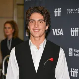 Sin slavnog glumca izazvao pomutnju na crvenom tepihu: Sličnost sa zgodnim ocem je nevjerojatna