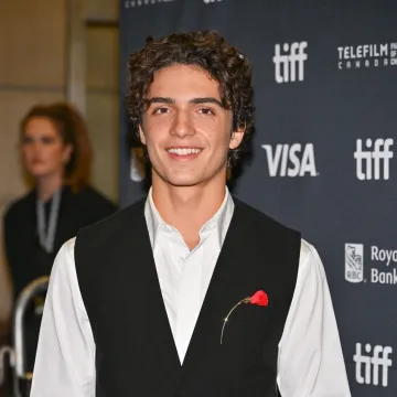 Sin slavnog glumca izazvao pomutnju na crvenom tepihu: Sličnost sa zgodnim ocem je nevjerojatna