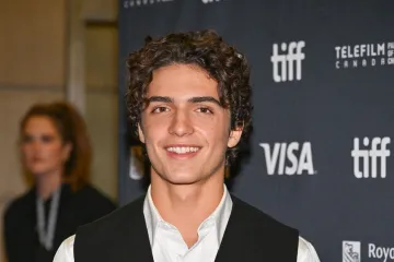 Sin slavnog glumca izazvao pomutnju na crvenom tepihu: Sličnost sa zgodnim ocem je nevjerojatna