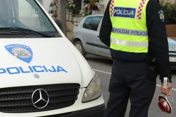 Zaustavili ga, a on pun jointova: Muškarac (50) vozio napušen, odbio vađenje krvi, pa završio u lisicama
