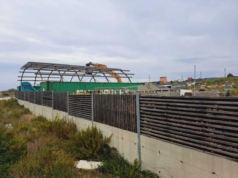 Na Pag stigli bageri! Krenulo rušenje 119 objekata na plaži Katarelac