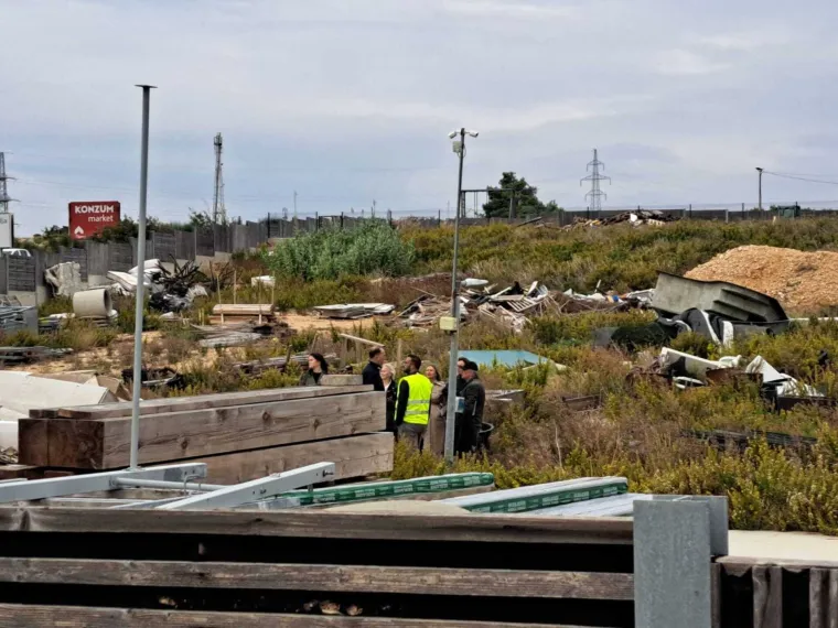 Na Pag stigli bageri! Krenulo rušenje 119 objekata na plaži Katarelac