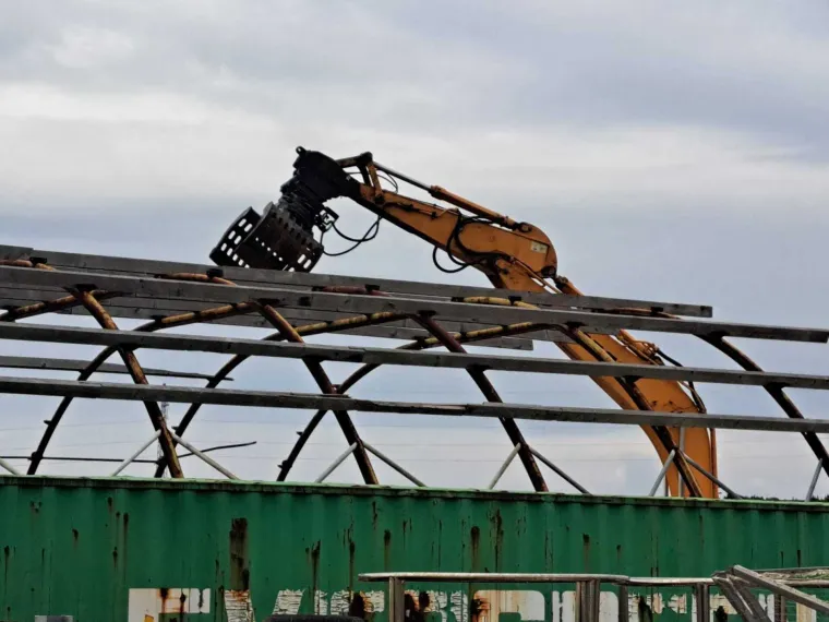 Na Pag stigli bageri! Krenulo rušenje 119 objekata na plaži Katarelac