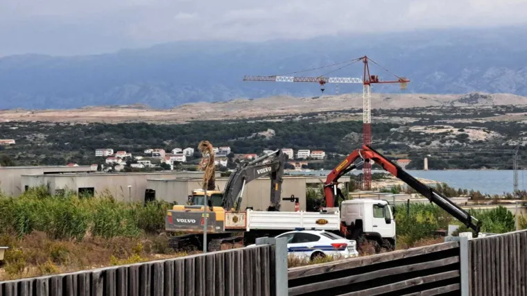 Na Pag stigli bageri! Krenulo rušenje 119 objekata na plaži Katarelac