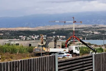 Na Pag stigli bageri! Krenulo rušenje 119 objekata na plaži Katarelac