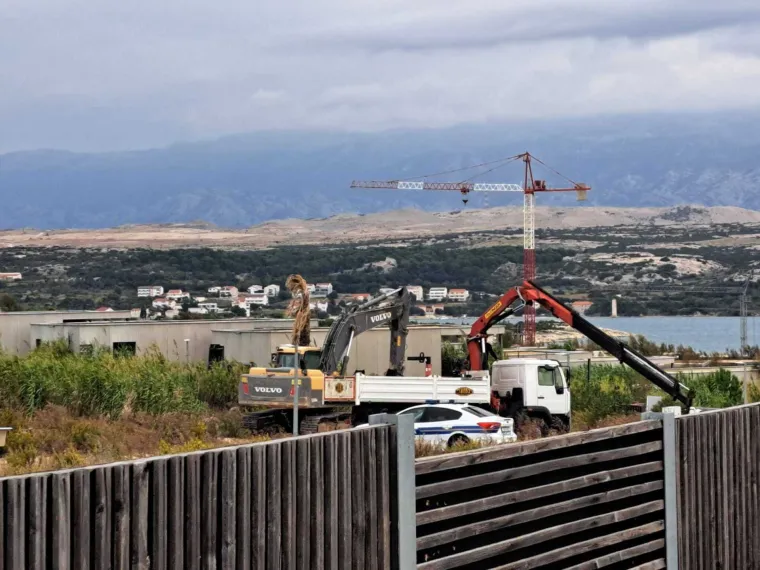 Na Pag stigli bageri! Krenulo rušenje 119 objekata na plaži Katarelac