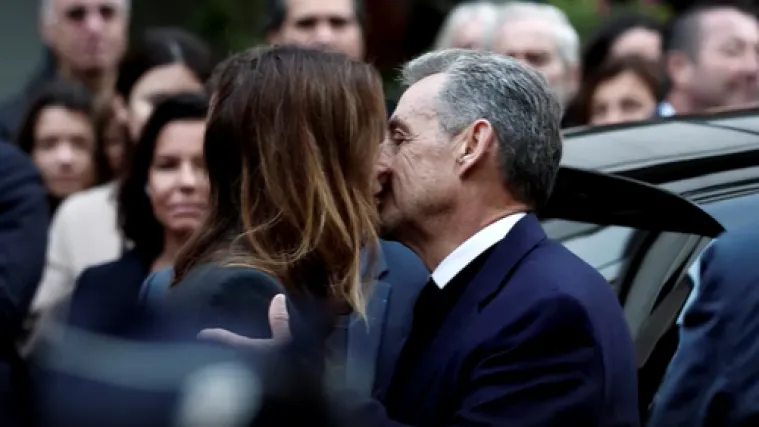 Držanje za ruke, poljupci i zagrljaji: Carla Bruni oprostila se od supruga koji ide na 5 godina u zatvor