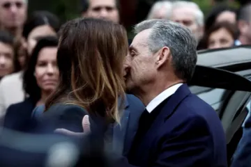 Držanje za ruke, poljupci i zagrljaji: Carla Bruni oprostila se od supruga koji ide na 5 godina u zatvor