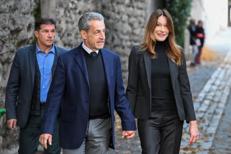 Držanje za ruke, poljupci i zagrljaji: Carla Bruni oprostila se od supruga koji ide na 5 godina u zatvor