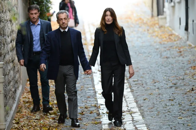 Držanje za ruke, poljupci i zagrljaji: Carla Bruni oprostila se od supruga koji ide na 5 godina u zatvor