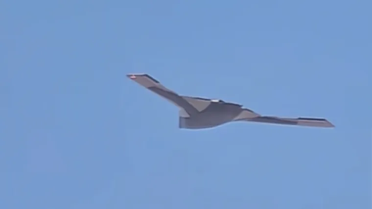 Divovski kineski 'nevidljivi' dron prvi put uhvaćen u letu? Na snimci uočeni neobični detalji