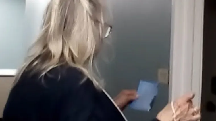 Poslali su ženu da moli ispred uklete sobe, uslijedio je događaj koji će vas slediti