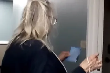 Poslali su ženu da moli ispred uklete sobe, uslijedio je događaj koji će vas slediti