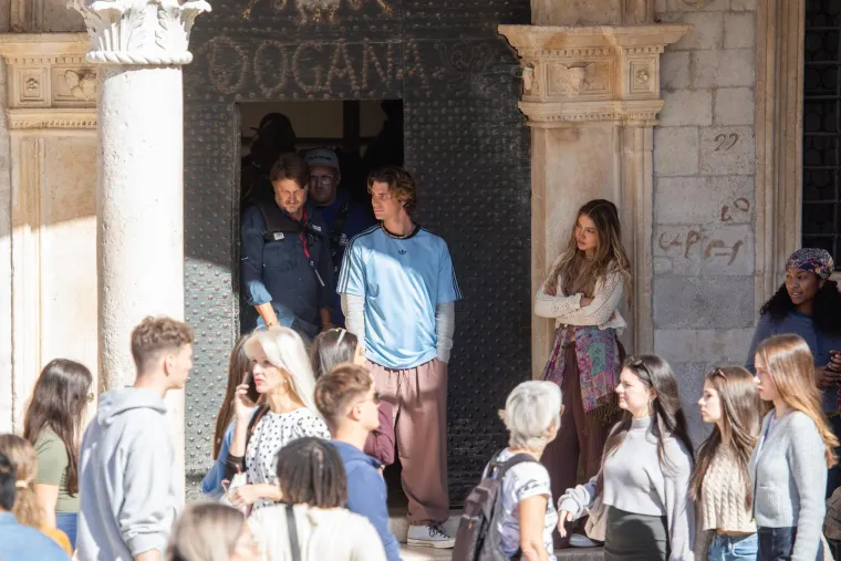 U jeku glasina o vezi s grčkim princem: Slavna glumica u Dubrovniku snimljena s bivšim