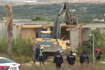 Na paškoj plaži ruše nezakonito izgrađene objekte: 'Pozdravljamo postupanje'
