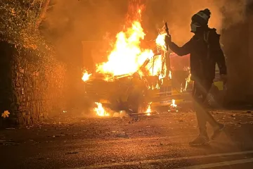 Dosta im je migranata! Prosvjednici se sukobili s policijom nakon napada na maloljetnicu