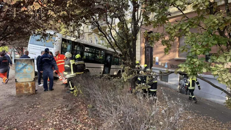 Autobus se zabio u &scaron;kolu, vi&scaron;e od 20 ozlijeđenih: Jedna osoba u kritičnom stanju