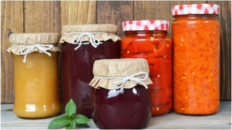 Vodič za bakinu zimnicu: Recepti za pripremu savršenog ajvara, kiselog kupusa i džemova