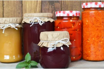 Vodič za bakinu zimnicu: Recepti za pripremu savršenog ajvara, kiselog kupusa i džemova