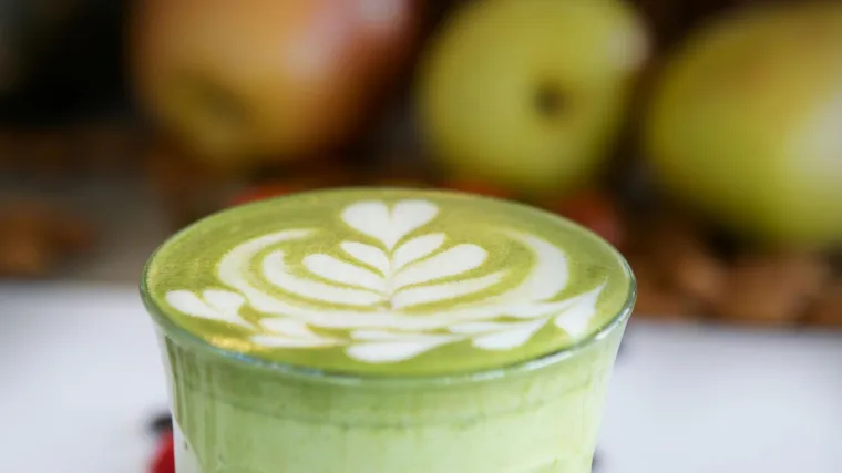 Savršeni jesenski napitak za zdravlje i užitak: Recepti za smoothie s jabukom i cimetom