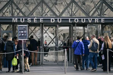 Louvre otvorio vrata tri dana nakon filmske pljačke: Policija još traga za lopovima