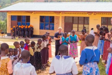 Kako s 13 eura promijeniti nečiji život? Sve funkcionira po principu kumstva...