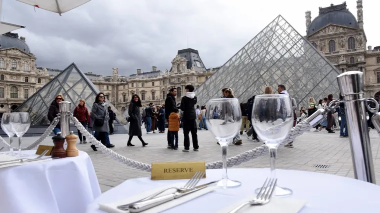 Pljačka stoljeća postala senzacija na društvenim mrežama: 'Idem u Louvre, što ti treba?'