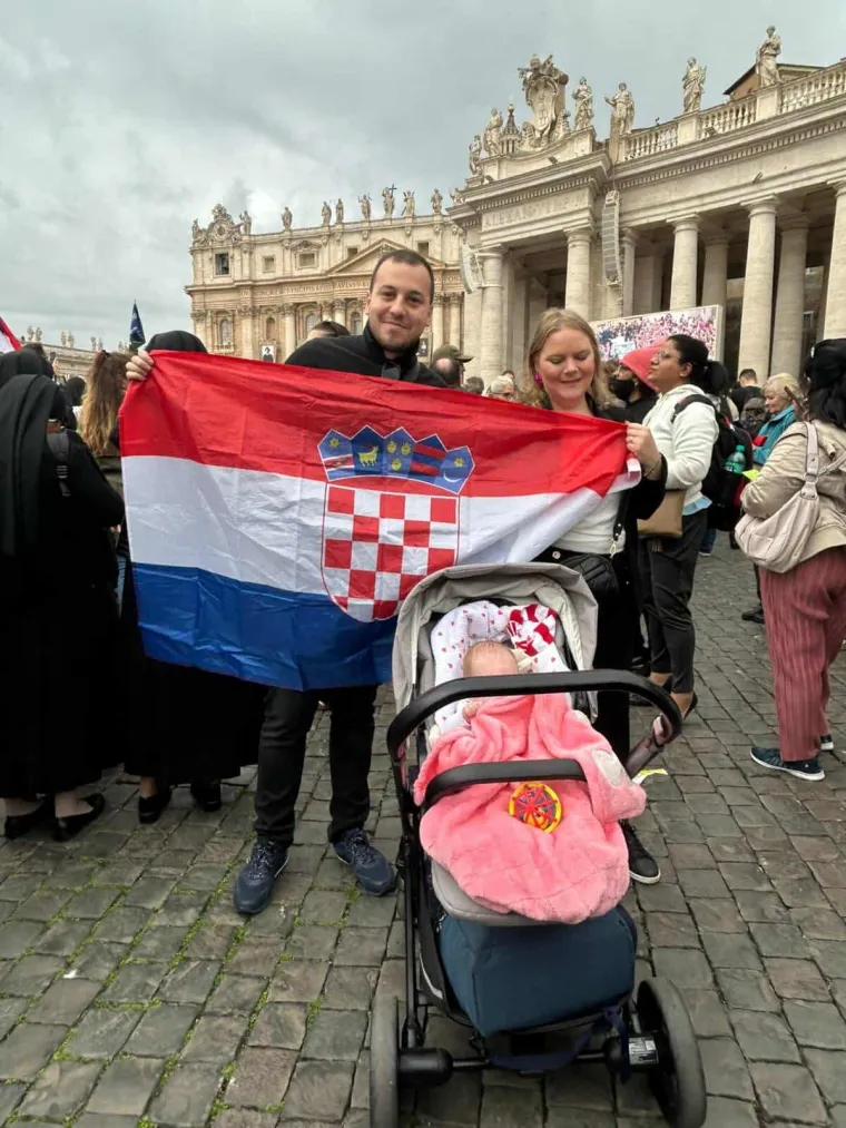 Papa među gomilom blagoslovio četveromjesečnu bebu iz Hrvatske: 'Ovo je pravo čudo'