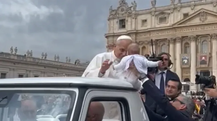 Papa među gomilom blagoslovio četveromjesečnu bebu iz Hrvatske: 'Ovo je pravo čudo'