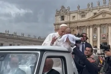 Papa među gomilom blagoslovio četveromjesečnu bebu iz Hrvatske: 'Ovo je pravo čudo'