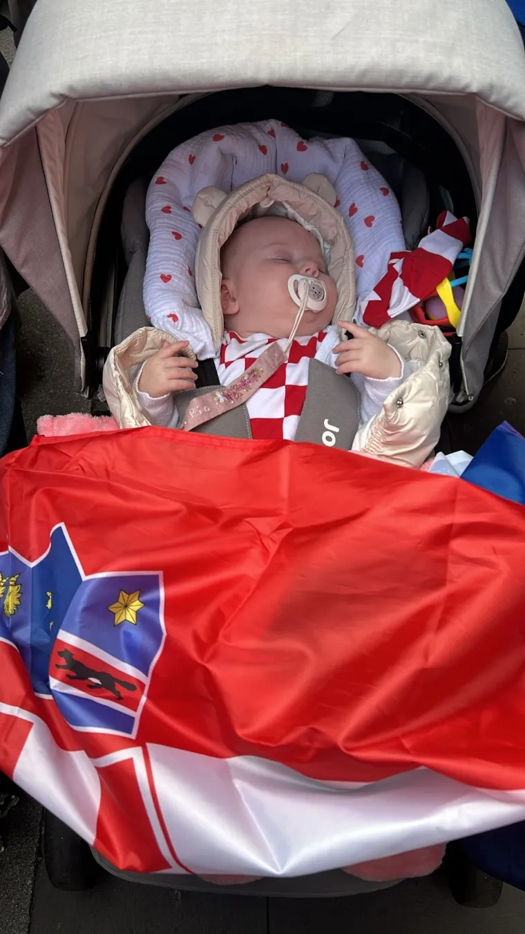 Papa među gomilom blagoslovio četveromjesečnu bebu iz Hrvatske: 'Ovo je pravo čudo'