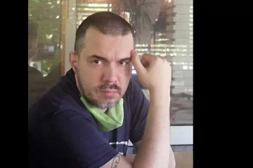 Tko je Bojan Tomović? Skinuo se na bakinom sprovodu i Hanki Paldum slao 'proste' fotografije