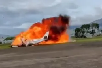 Snimljen jezivi trenutak pada aviona: Okrenuo se u zraku, zabio u tlo pa eksplodirao