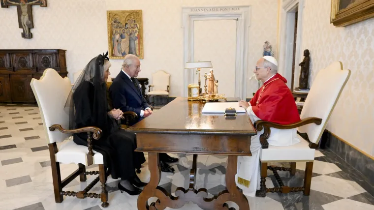 Ovo se nije dogodilo 500 godina: Kralj Charles i Camilla stigli u Vatikan, zajedno molili s papom