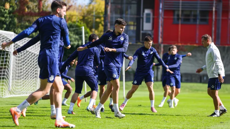 Osmijesi u maloj sobi: Pogledajte &scaron;to igrači Dinama rade uoči utakmice u &Scaron;vedskoj