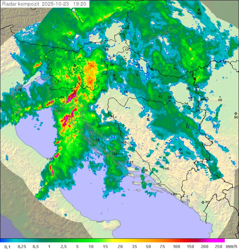 Kaotična večer službeno završila: Utakmica se ne nastavlja!