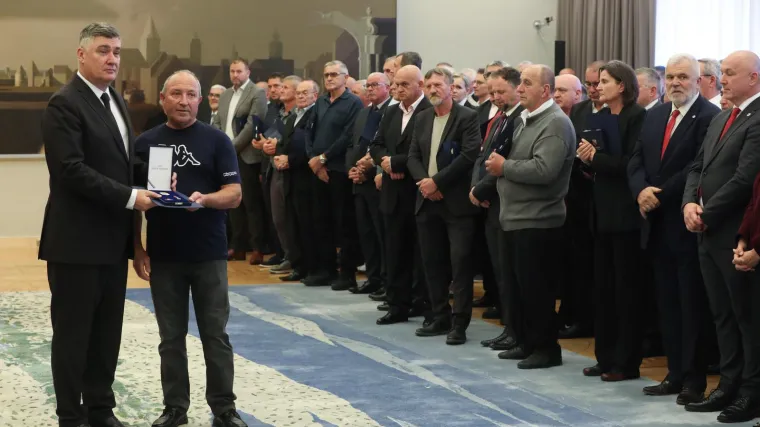 Samo jedna doza može spasiti tri ljudska života: Milanović odlikovao 160 dobrovoljnih darivatelja krvi