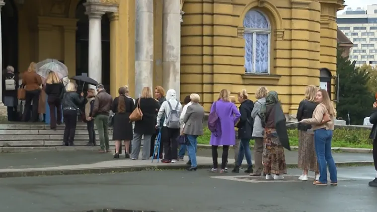 Najvjernije čak niti kiša nije omela u čekanju: Krenuli su redovi za Orašar
