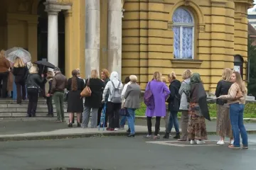 Najvjernije čak niti kiša nije omela u čekanju: Krenuli su redovi za Orašar
