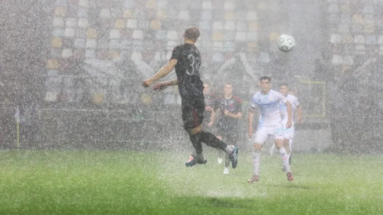 Riječka sapunica na kiši: Navijači bijesni na UEFA-u, “Mogli smo igrat vaterpolo”