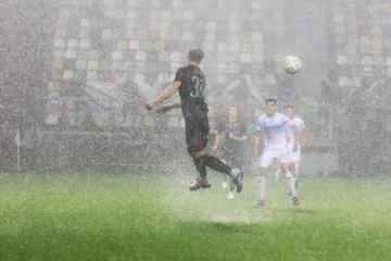 Riječka sapunica na kiši: Navijači bijesni na UEFA-u, “Mogli smo igrat vaterpolo”