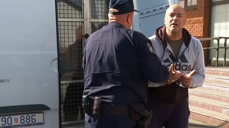 Raspjevani Leon Lučić u elementu dok su ga policajci vodili iz marice: 'Jednoga dana...'