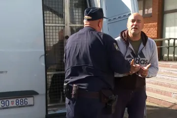 Raspjevani Leon Lučić u elementu dok su ga policajci vodili iz marice: 'Jednoga dana...'