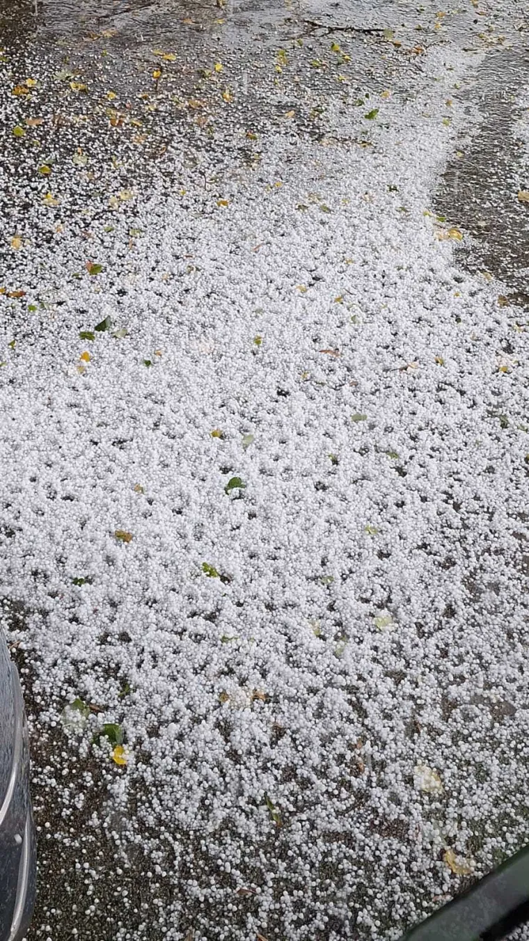 Nestvarni prizori na Krku: Tuča zabijelila ceste, u Zagrebu padao led veličine lješnjaka