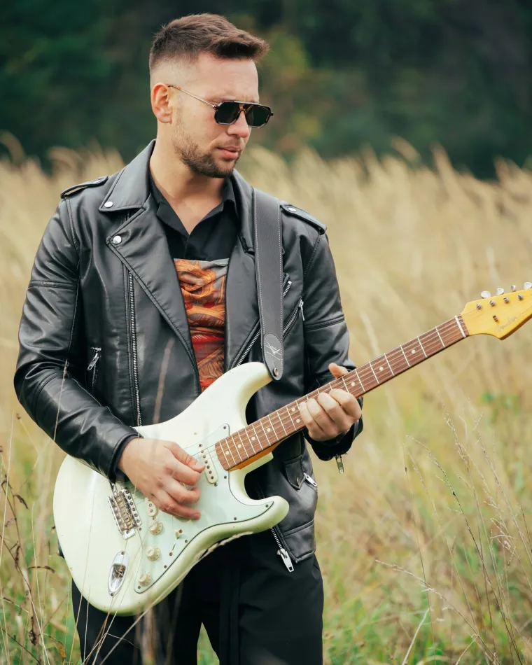 Kako je Jan Jakovljev odlučio riskirati svoj uredski posao i postao traženi glazbenik