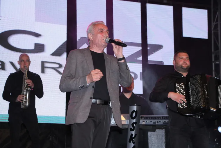 Ovo su stihovi pjesme koju je Lučić zapjevao: 'Ja volim život, kafane i žene...'