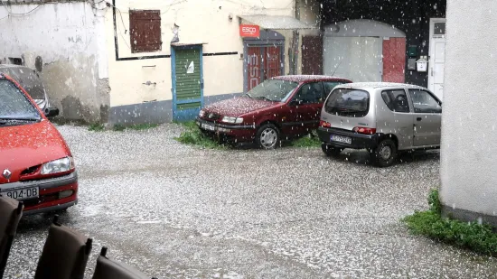 Ekstremni vjetar čupao stabla, padao led veličine ping pong loptica: Ludilo u cijeloj Hrvatskoj