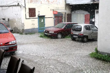 Ekstremni vjetar čupao stabla, padao led veličine ping pong loptica: Ludilo u cijeloj Hrvatskoj